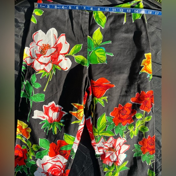TAPP New York Red Floral Capri Pants (8) - Picture 14 of 17